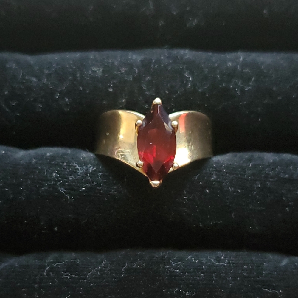 10k gold and garnet ring